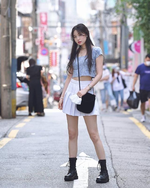 首尔街头的韩国女生穿搭秀,三招教你穿出时髦范