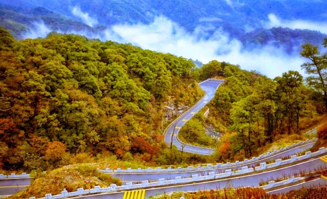 安徽藏着一条中国红岭公路,一路五彩斑斓,是色彩的天堂