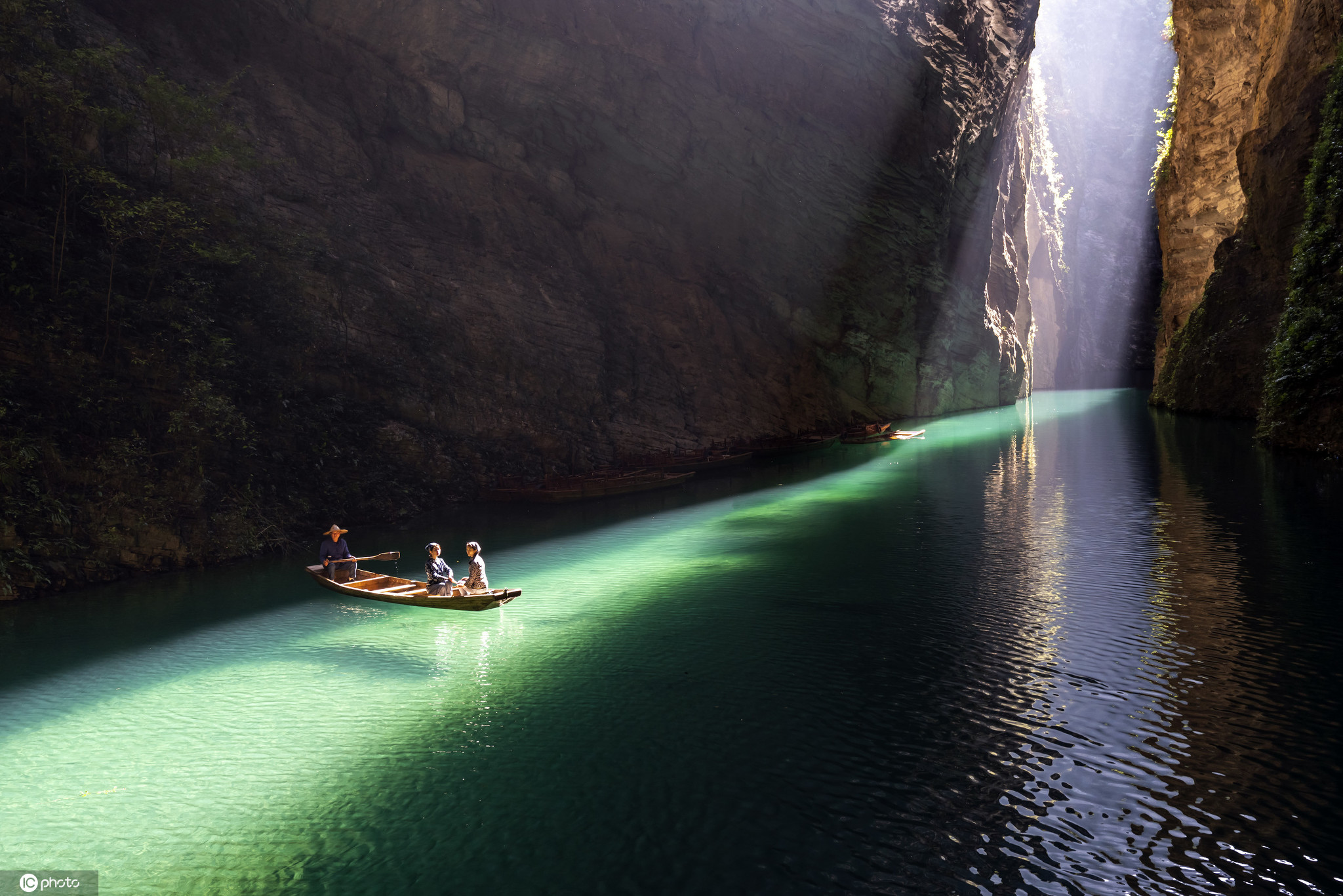 "中国的仙本那" 湖北鹤峰屏山峡谷碧水荡漾