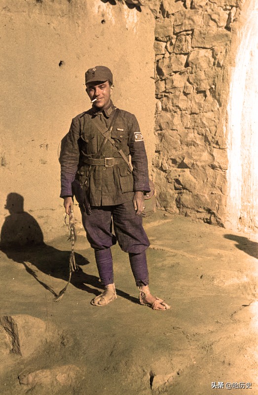 延安采访的西方记者伊斯雷尔·爱泼斯坦换上八路军军装和装备以及草鞋