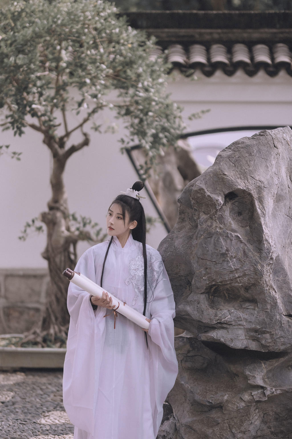 长发及腰古装美女白衣飘飘写真