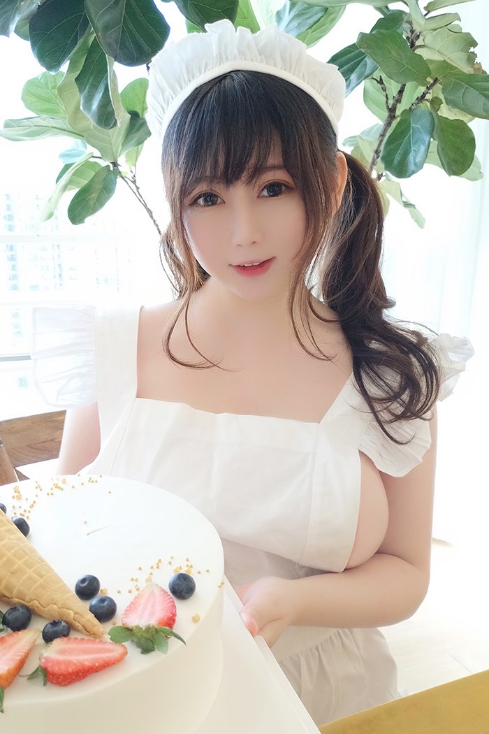 女仆巨乳美厨娘依酱性感写真