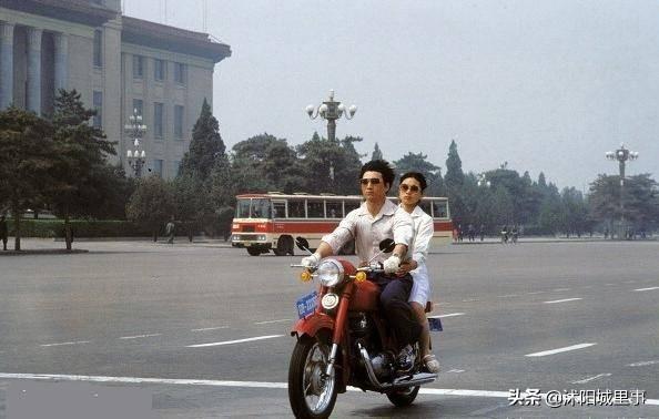 1983年中国珍贵历史老照片，矜持的男女关系，拉风的警察叔叔