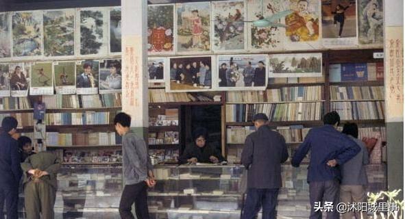 1983年中国珍贵历史老照片，矜持的男女关系，拉风的警察叔叔