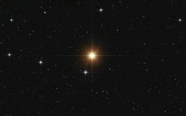 一口气看完︱决定恒星表观亮度的因素，以及夜空中最亮的10颗恒星