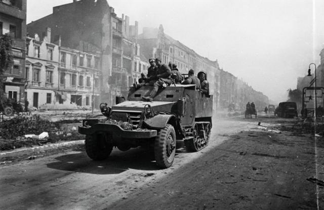 1945年的柏林，战火摧毁的城市，满大街的苏联红军