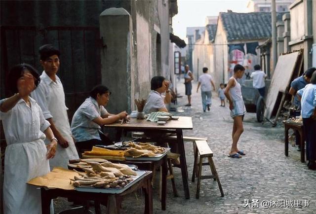 1983年中国珍贵历史老照片，矜持的男女关系，拉风的警察叔叔