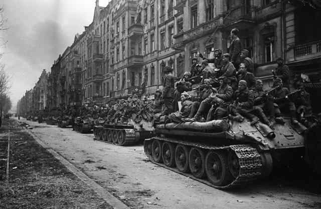 1945年的柏林，战火摧毁的城市，满大街的苏联红军