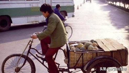 1983年中国珍贵历史老照片，矜持的男女关系，拉风的警察叔叔