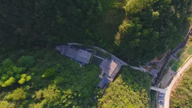 夫妻俩深山里改造2栋老宅，我想在这里住一辈子