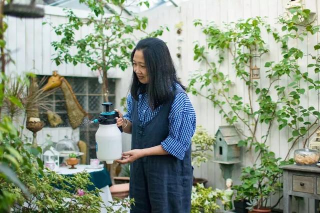 她40岁隐居，造了200㎡大花园，养花养狗，引领中年女性新生活