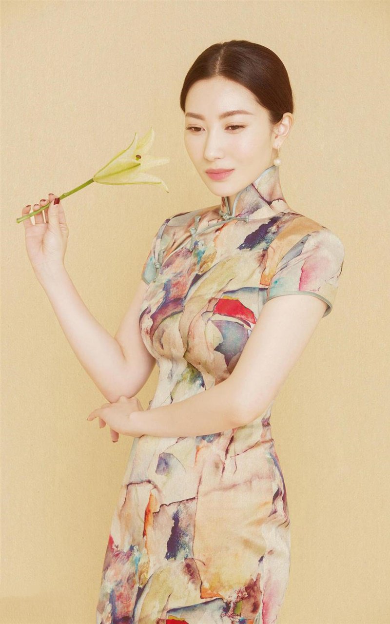 身材性感的美女演员殷旭中国风旗袍装惹火艺术照