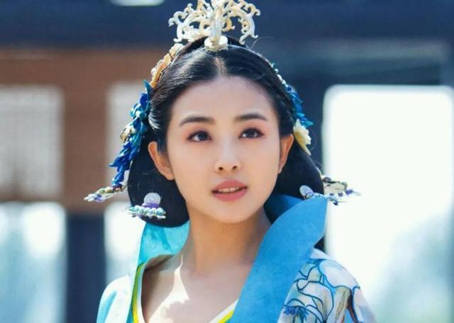 凭一首歌爆火，却因太可爱迷茫15年，这位30岁女演员，不能小看