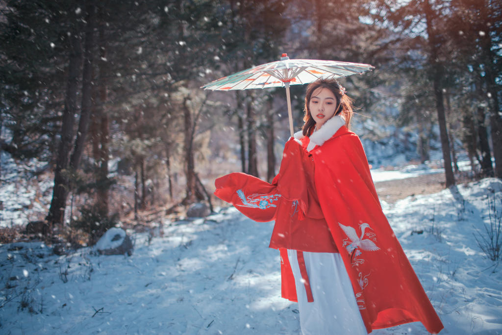 美女冬日雪地拍摄唯美古风摄影