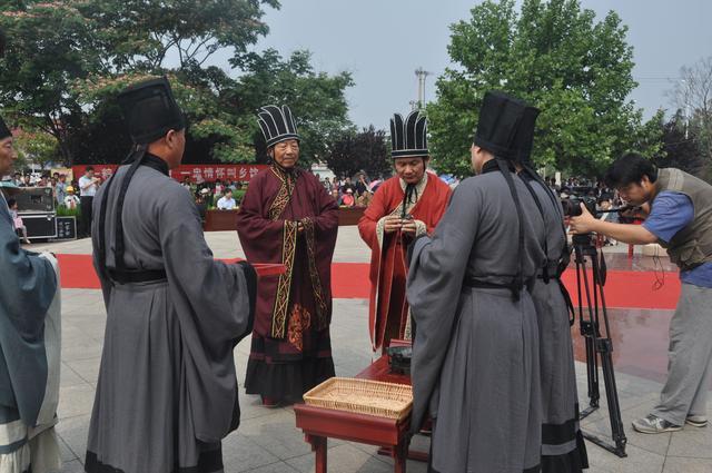 千百年来最理直气壮的一首饮酒诗，饮酒理由无可辩驳，无人超越