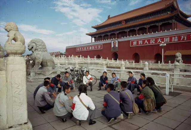 老照片：1973年的中国，彼时女孩流行大辫子