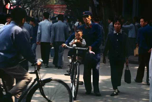 老照片：1973年的中国，彼时女孩流行大辫子