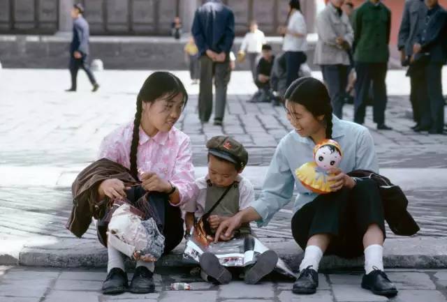 老照片：1973年的中国，彼时女孩流行大辫子