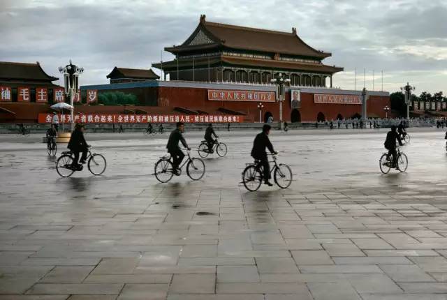 老照片：1973年的中国，彼时女孩流行大辫子