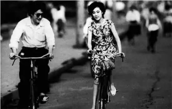 80年代中国老照片 图三女子很美 图四看着让人害怕 爱读书