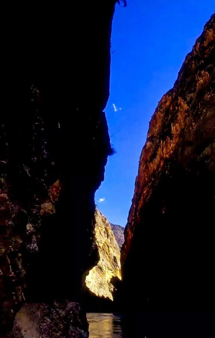 地处稻城亚丁和香格里拉之间，这座藏地天堂，处处藏着美景