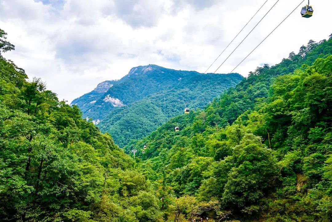 安徽藏着一条中国红岭公路，一路五彩斑斓，是色彩的天堂