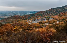 赏读爱新觉罗敦敏诗《访曹雪芹不值》：山村不见人，夕阳寒欲落