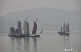 秋雨情词：共眠一舸听秋雨，小簟轻衾各自寒