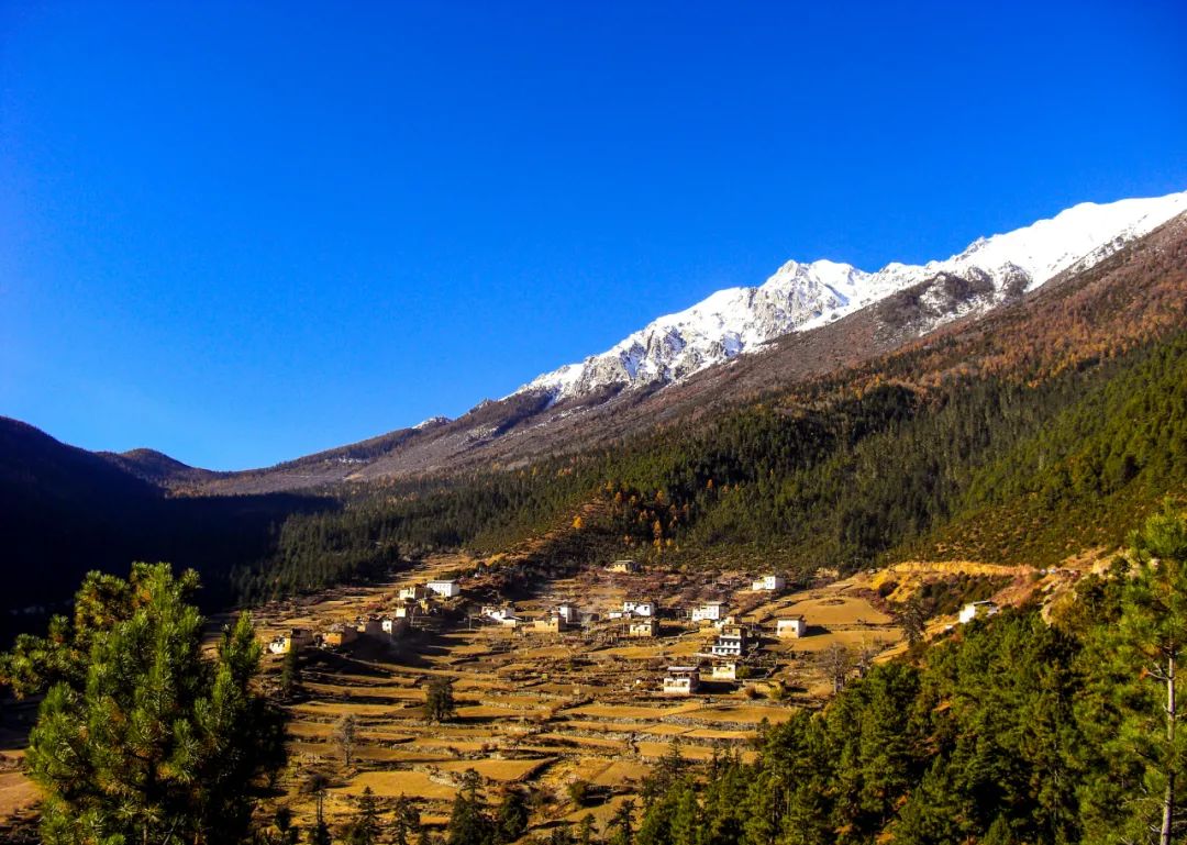 地处稻城亚丁和香格里拉之间，这座藏地天堂，处处藏着美景