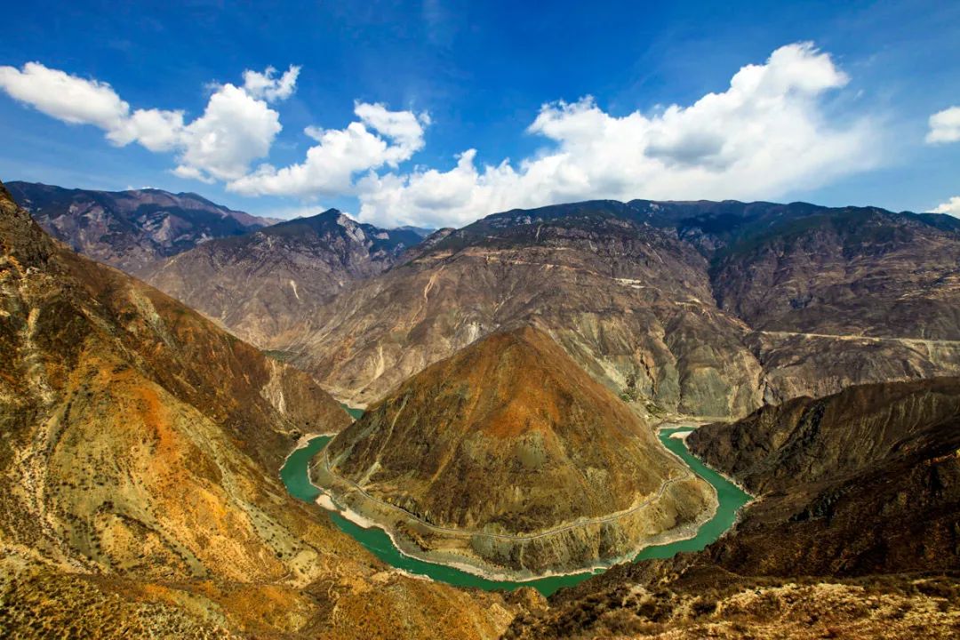 地处稻城亚丁和香格里拉之间，这座藏地天堂，处处藏着美景