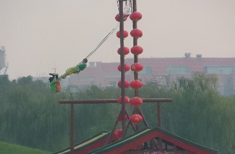 荡秋千：古代妇女的深闺之物，被现在人当作了花式“作死”工具