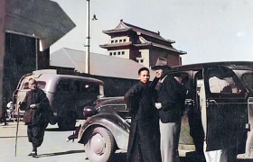 北京老照片：1939年3月，正阳门前看鬼子照相的老奶奶