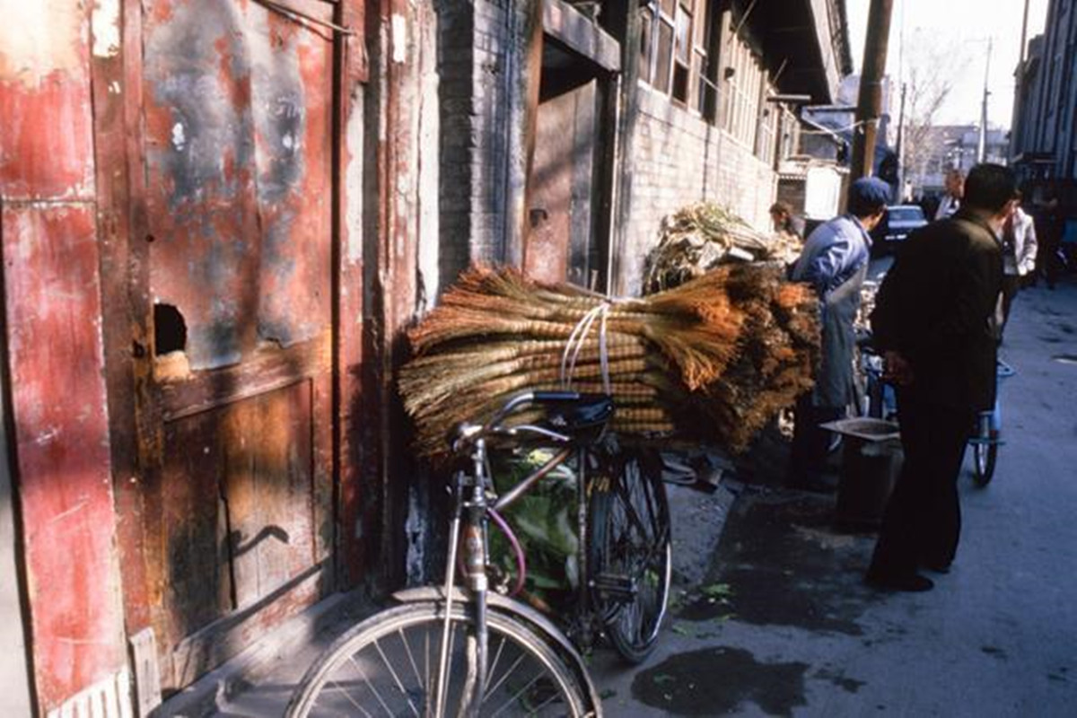 老照片：80年代的北京，古旧的胡同大杂院是老北京的魂儿