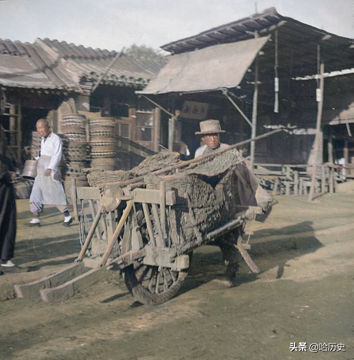 老照片：1935年北平，驼队清晨穿行大街，西方游客浏览孔庙