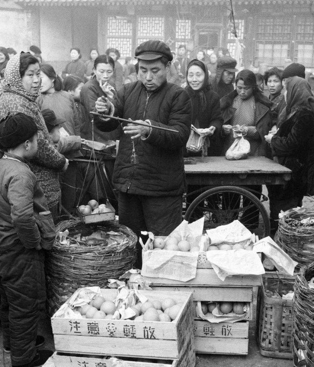 历史老照片，记忆中的年味：除夕团圆饭，小孩穿新衣笑嘻嘻