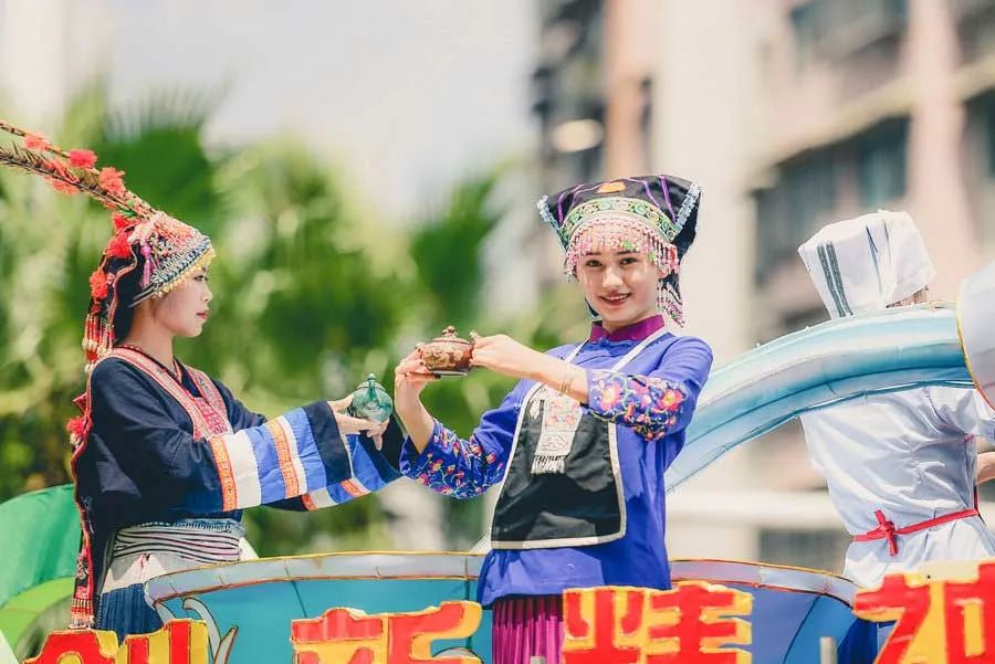 最适合小住几日的小城小镇，累了就出去走走，看山、看水、晒太阳