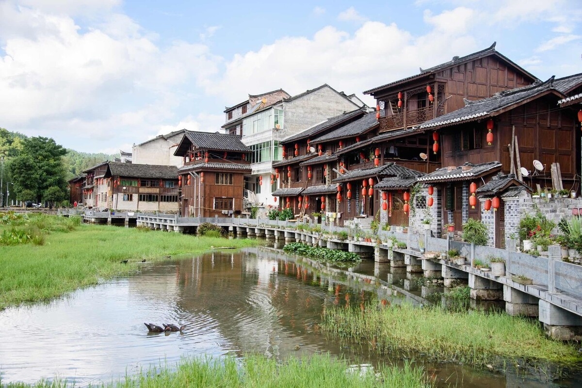 适合春季自驾的两条线路，沿途有花海梯田苗寨，堪称摄影胜地