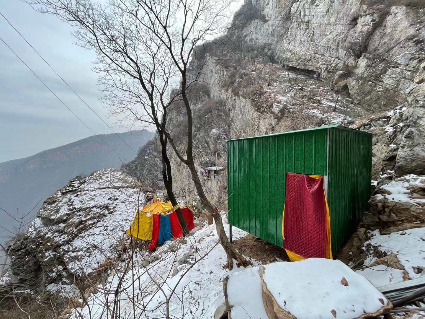 郑州驴友徒步经典户外线路，万丈梯刀背山穿越小长城黄金大草原