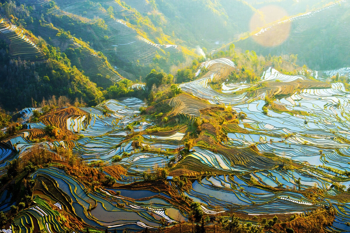 适合春季自驾的两条线路，沿途有花海梯田苗寨，堪称摄影胜地