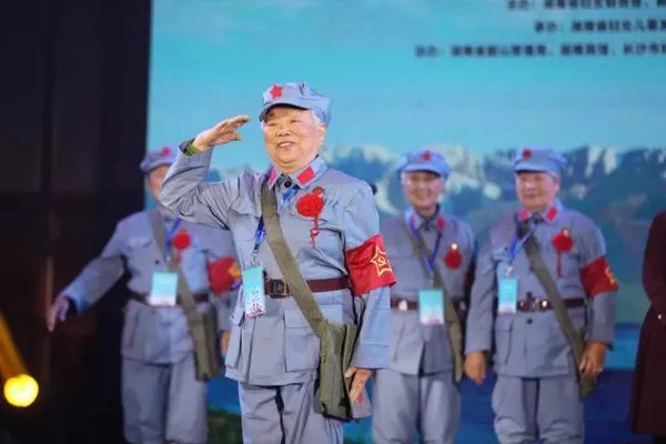 50年代“八千湘女上天山”，王震为什么要招收湖南女兵进疆戍边