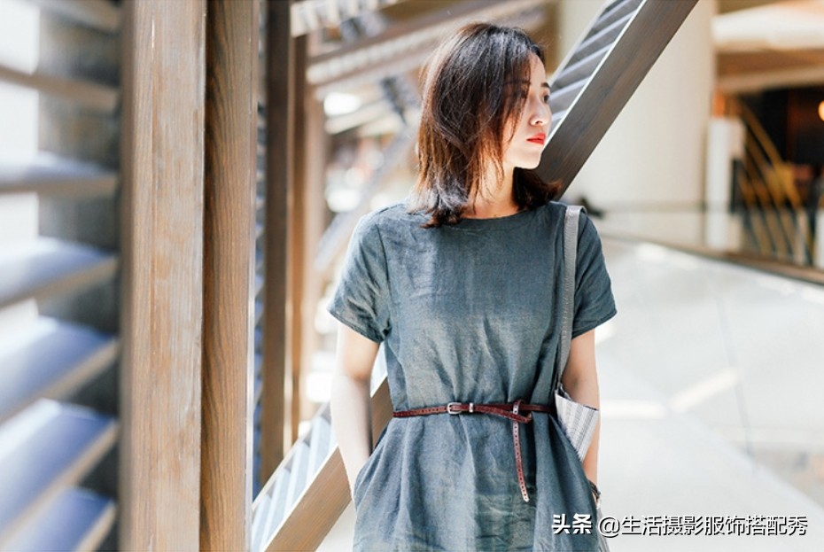 35岁以上女人的休闲穿搭，墨绿亚麻连衣裙，好美