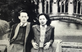 1946年秘密结婚，相伴63年妻去世，葬礼上李光耀两次吻别感动世人