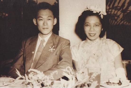 1946年秘密结婚，相伴63年妻去世，葬礼上李光耀两次吻别感动世人