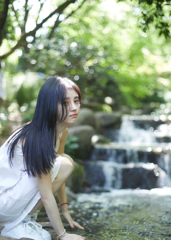 鞠婧祎还是适合这种“傻白甜”风格，大夏天，穿件白色吊带美极了