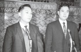 1965年，空军战士廉宝生发现自己身处台湾，对准头部开了一枪