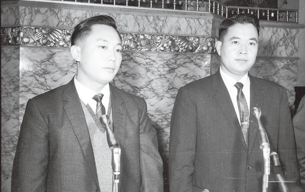 1965年，空军战士廉宝生发现自己身处台湾，对准头部开了一枪