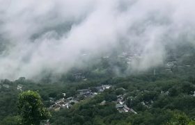 云南一“景美人少”的村子，四面青山，古河贯穿，夏天凉爽宜人