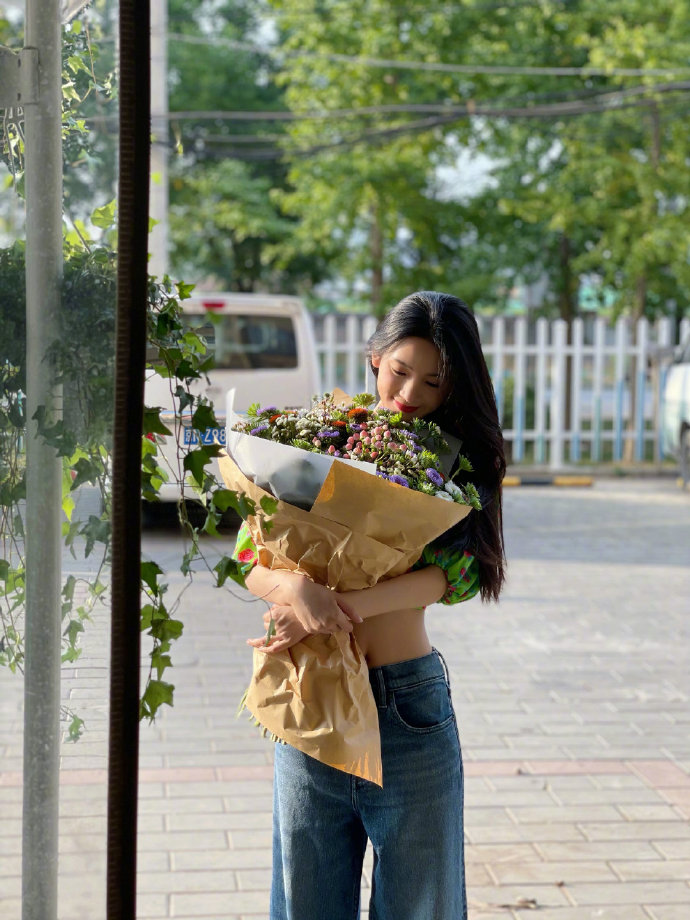 陈瑶花店写真，绿色印花露脐衫搭配牛仔裤，完美腰身比例让人惊艳