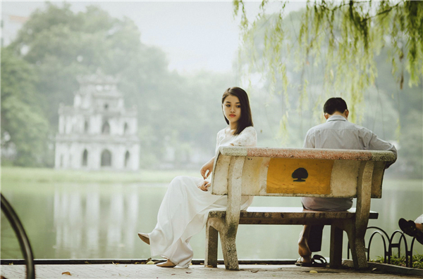 男人无视妻子的警告，频繁偷看妻子的手机，最终迎来最狠的报复