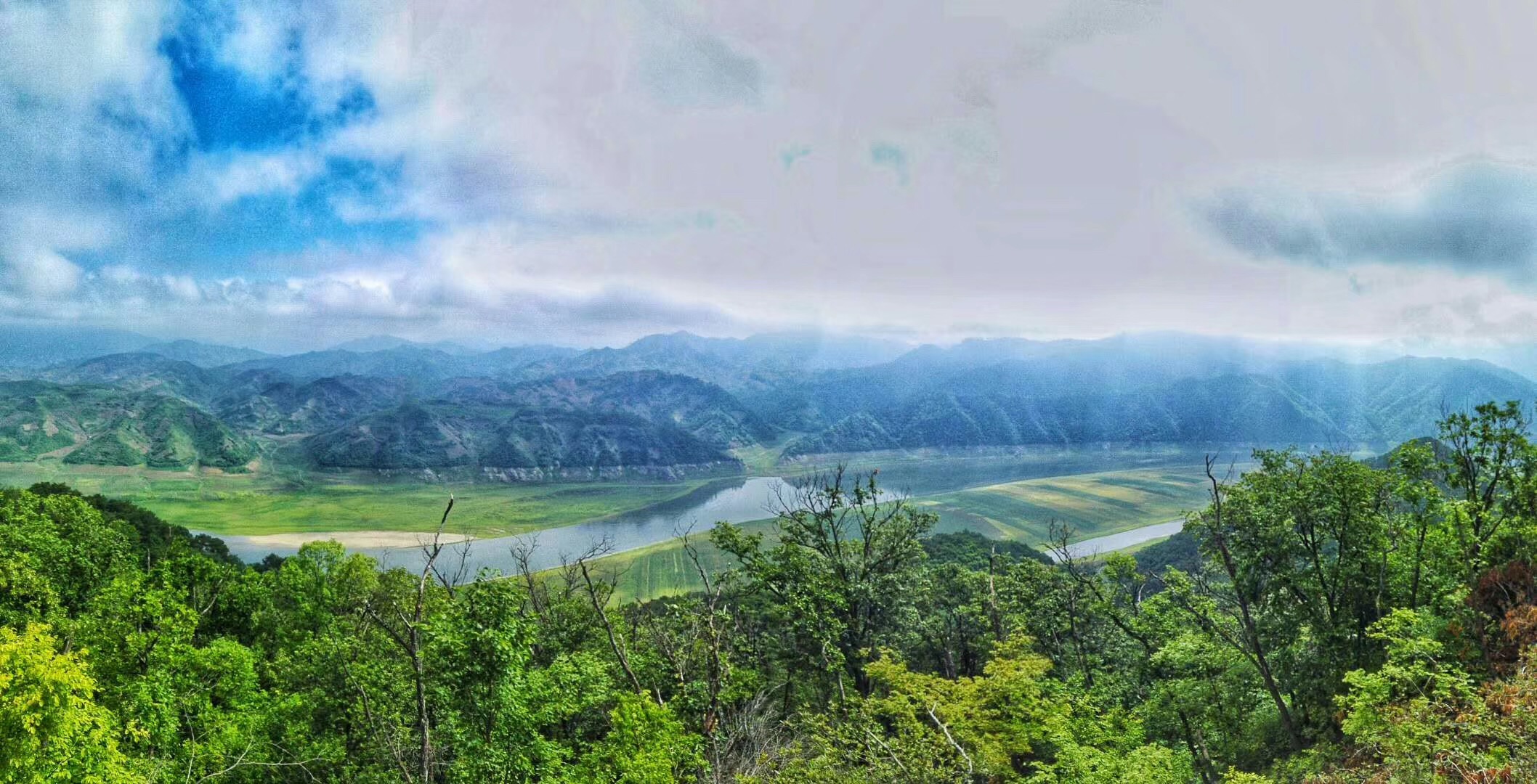 浪头村秘境，抵达时，恰日之夕、羊牛闲散，炊烟淡淡